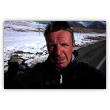 Vier Tage lang nicht gewaschen, in 4000 Metern Höhe etwas aufgequollen und mit aufgesprungenen Lippen - auf dem Karakorum Highway in China Richtung Pakistan (Oktober 2013).